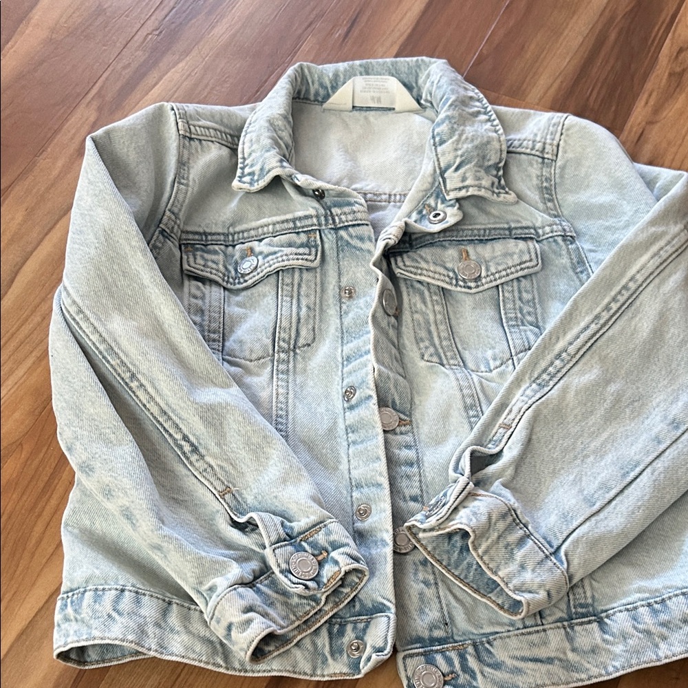 H&M Light Wash Denim Jacket in Pale Blue - Picture 2 of 3